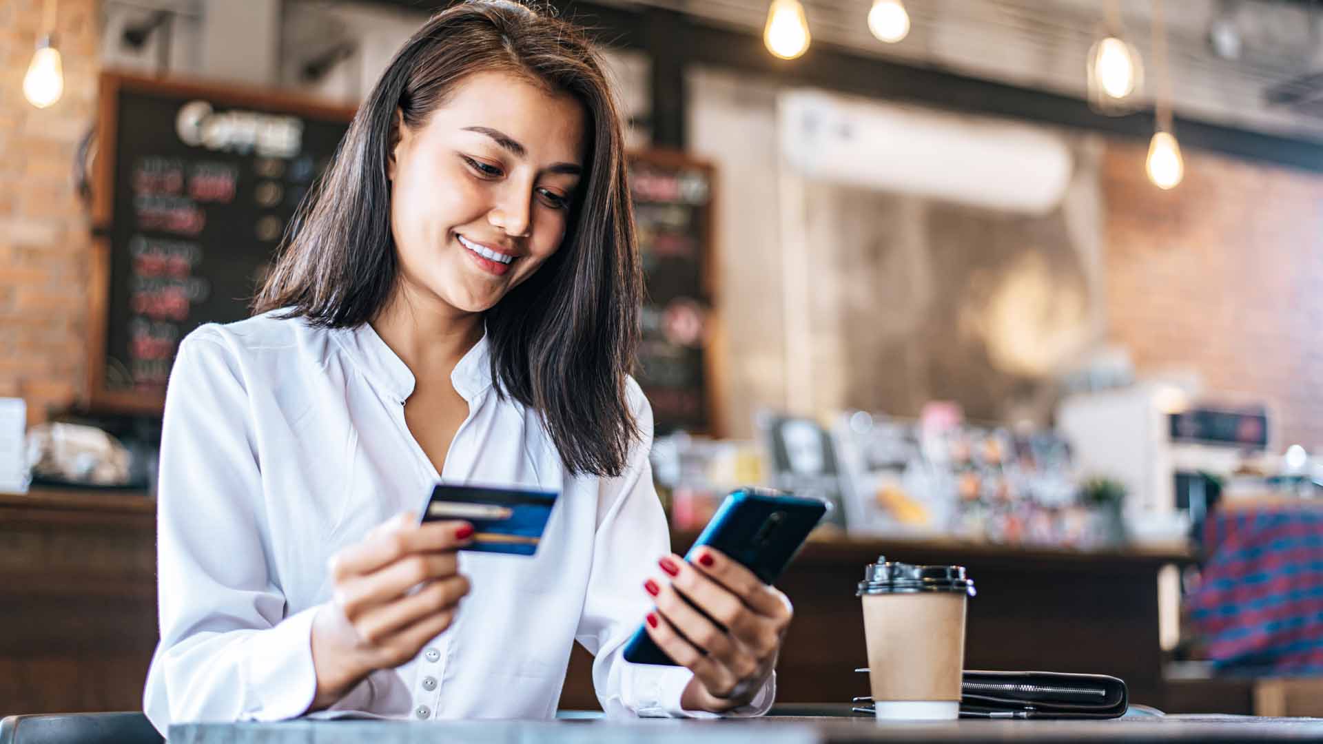 mujer realizando pagos en movil